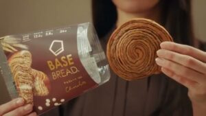 BASE BREAD CMのシーン2（00:01）