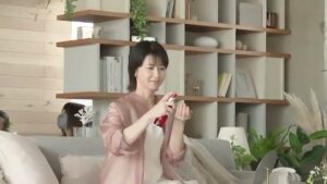 ヤクルト化粧品 CMのシーン3（01:57）