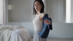 ユニクロ CMのシーン6（00:16）