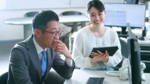 東計電算 CMのシーン6（00:16）