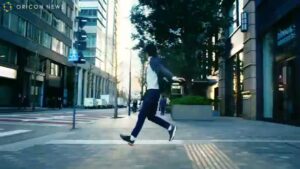 ASICS CMのシーン2（00:01）