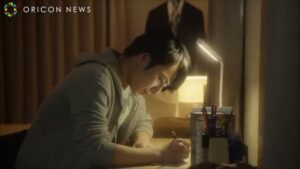 AOKI CMのシーン1（00:01）
