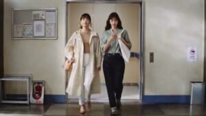 GU CMのシーン3（00:03）