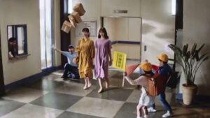 GU CMのシーン8（00:13）