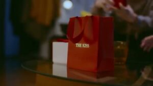 THE KISS CMのシーン2（00:03）