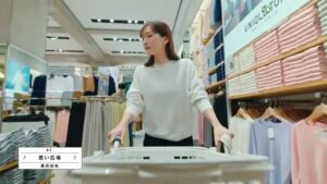 ユニクロ CMのシーン1（00:02）