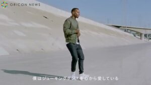ユニクロ CMのシーン6（00:33）