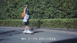 ユニクロ CMのシーン7（00:21）