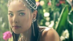 三貴ジュエリー CMのシーン4（00:10）