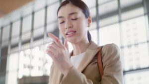 バンドエイド CMのシーン3（00:03）