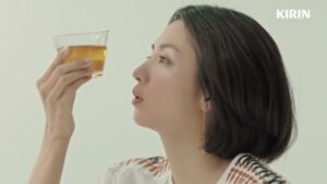 生茶 CMのシーン6（00:17）