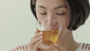 生茶 CMのシーン7（00:21）