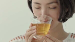 生茶 CMのシーン8（00:24）