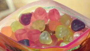 UHA味覚糖 CMのシーン2（00:04）