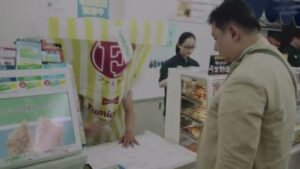 ファミチキ CMのシーン4（00:16）