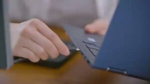 HP CMのシーン2（00:03）