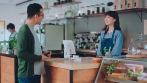 Square CMのシーン3（00:03）