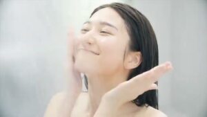 素肌しずく CMのシーン2（00:01）