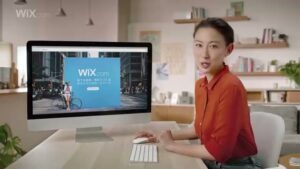Wix CMのシーン1（00:01）