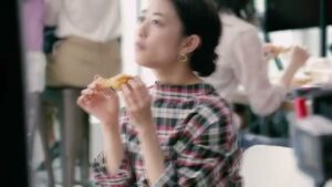 ケンタッキー CMのシーン4（03:02）