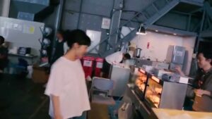 ケンタッキー CMのシーン6（04:56）
