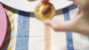 チーズアーモンド CMのシーン7（00:11）