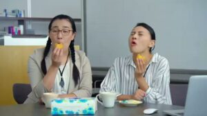 柏屋 CMのシーン5（00:06）