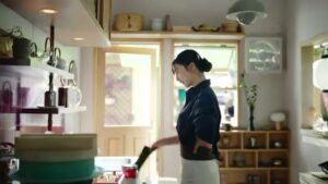 綾鷹 CMのシーン5（00:06）