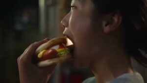 モスバーガー CMのシーン4（00:05）