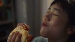 モスバーガー CMのシーン7（00:09）