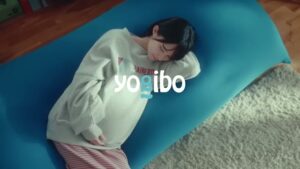 Yogibo CMのシーン1（00:00）