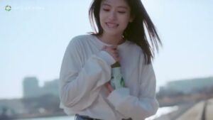 生茶 CMのシーン1（00:06）
