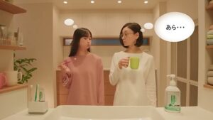 GUM CMのシーン3（00:03）