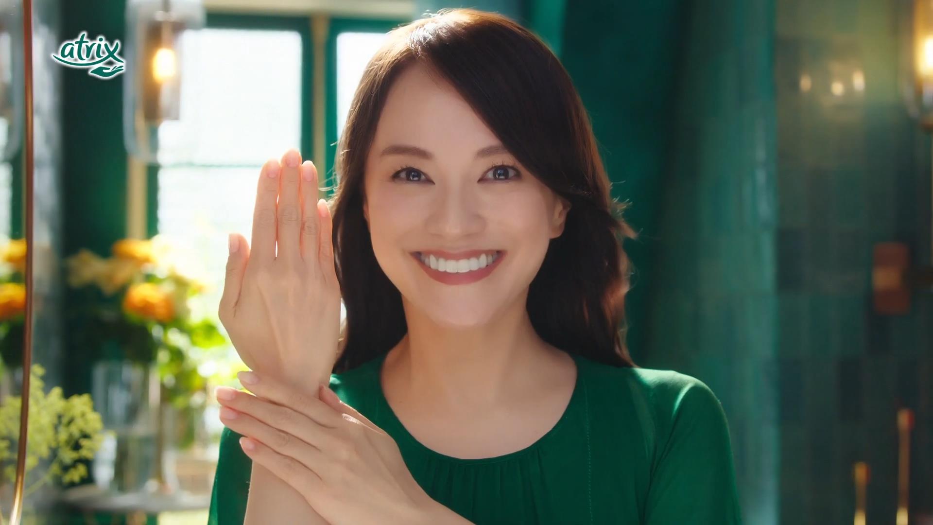 ニベア花王 CM アトリックス ビューティーチャージプレミアム 「隠せない」篇