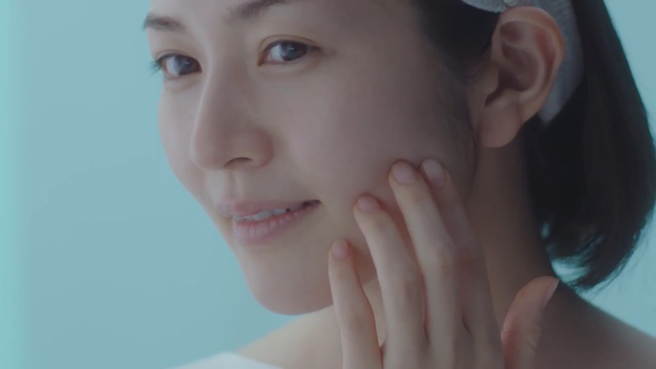 再春館製薬所 CM ドモホルンリンクル 「うるおいシズル」篇