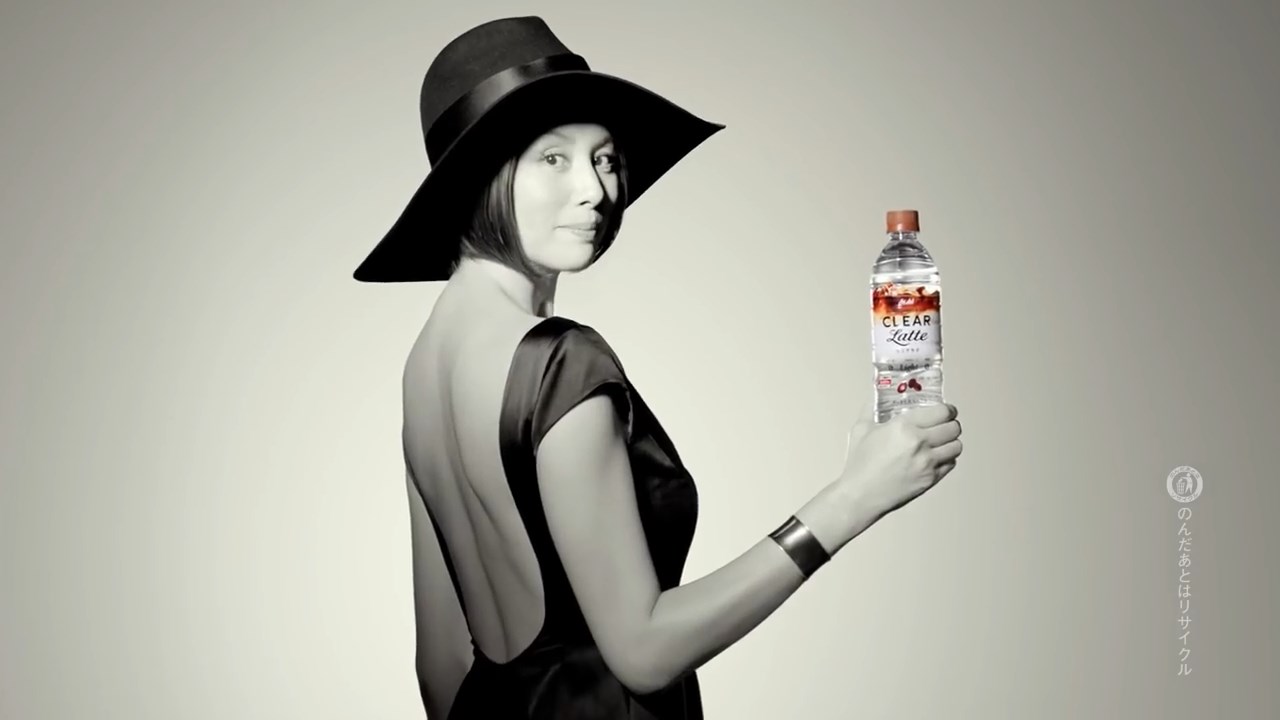 アサヒ飲料 CM クリアラテfromおいしい水 「クリア人間 大人の甘さ」篇
