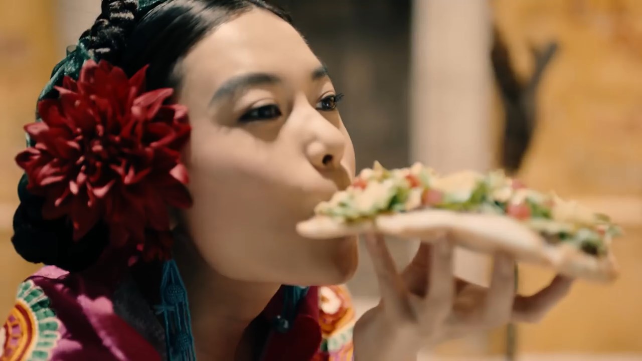 モスフードサービス CM モスバーガー ナンタコス 「異国の地でナンタコス」篇