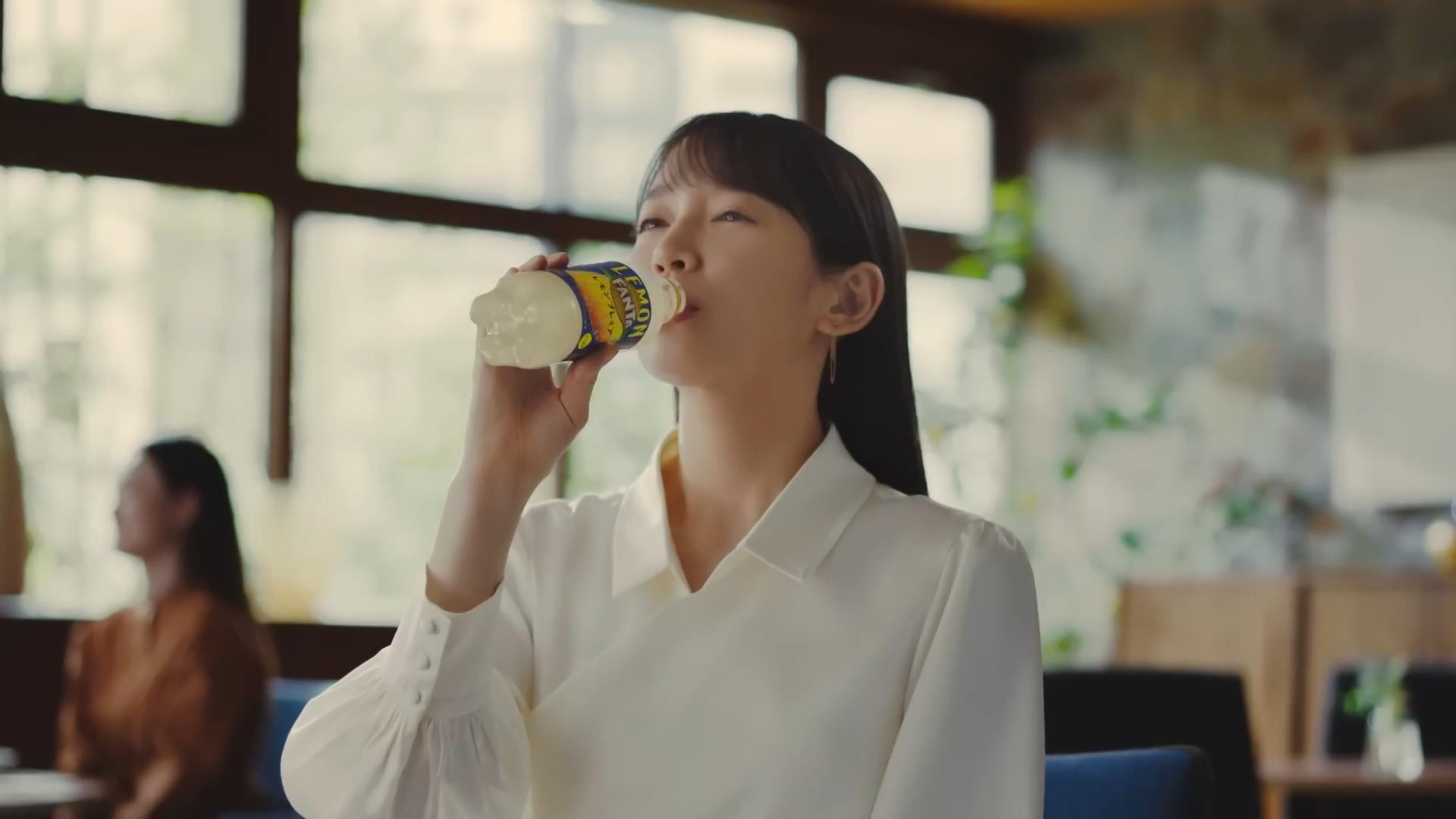 日本コカ・コーラ CM ファンタ レモンプレミア 「どうして逆さま？」篇